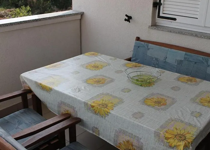 Apartman In With Sea View, Balcony, Air Conditioning, Wi-fi *